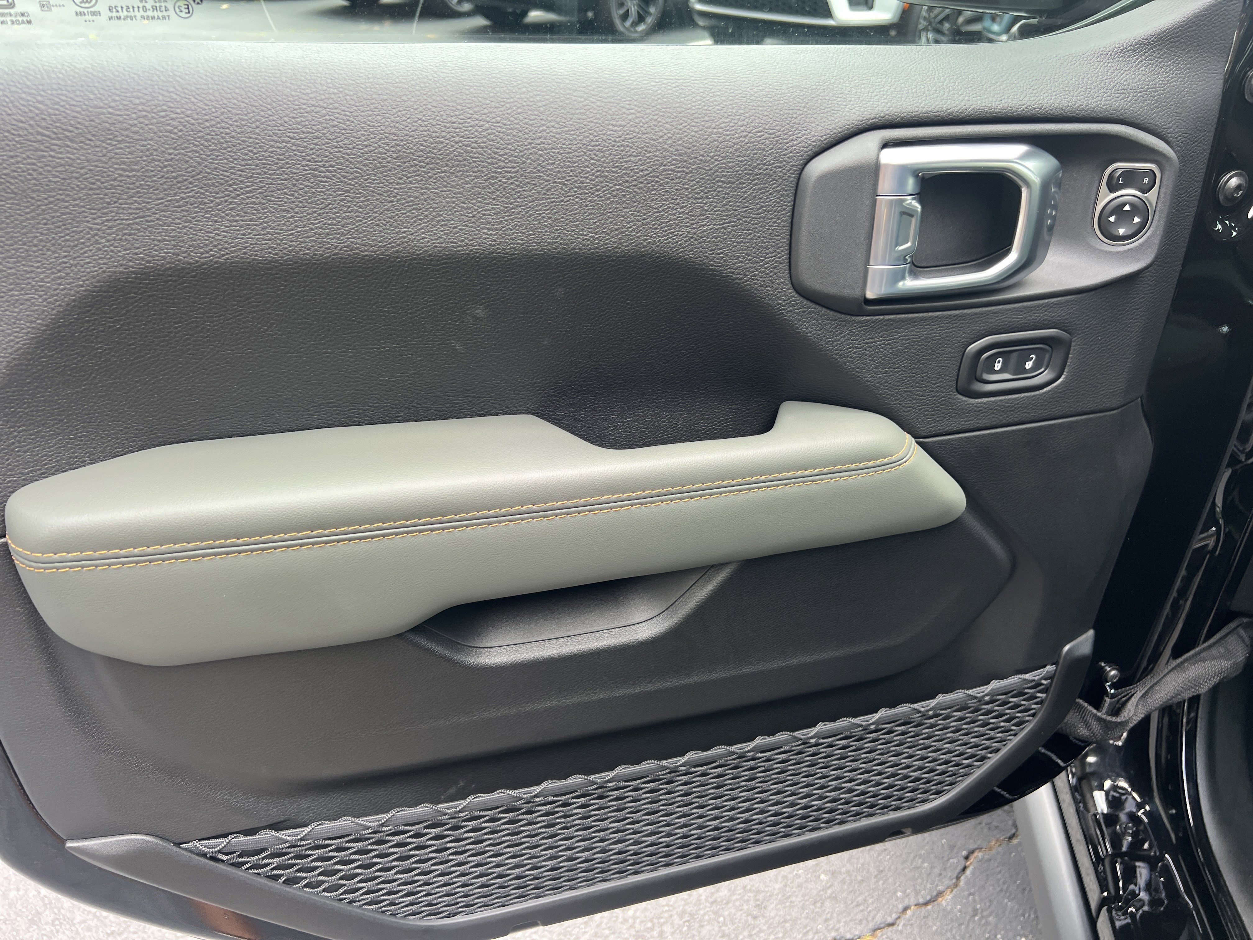 New 2026 Black Clear-Coat Exterior Paint Jeep Mojave X image 13