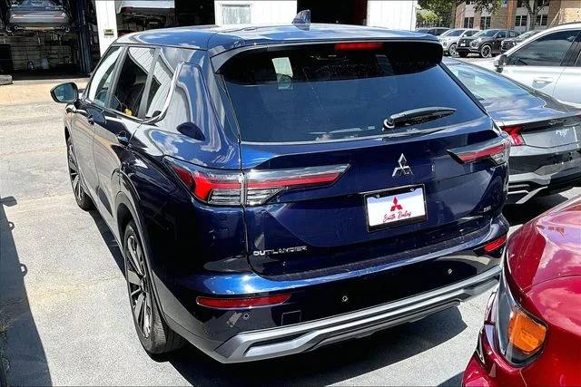 Used 2025 Blue Mitsubishi SE image 3