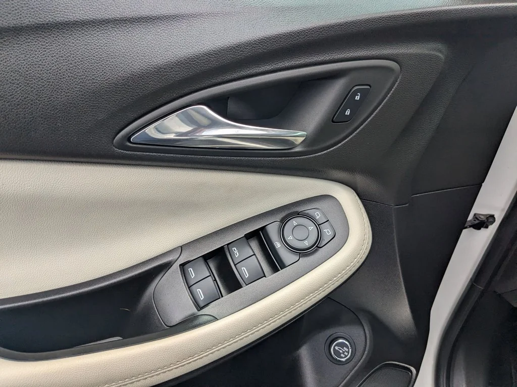 Used 2022 Summit White Buick Select image 12