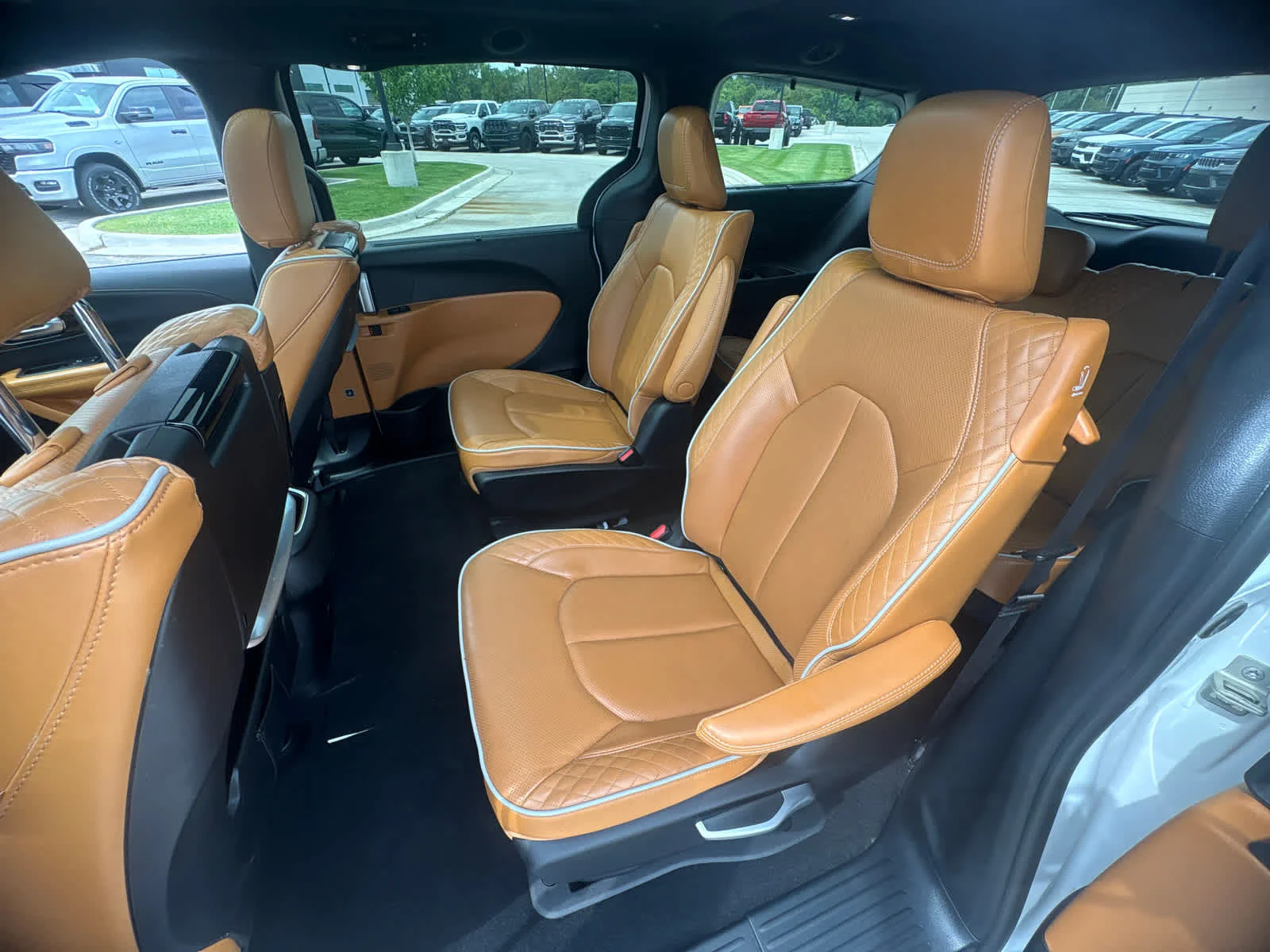 Used 2022 Bright White Clearcoat Chrysler Hybrid Pinnacle image 13