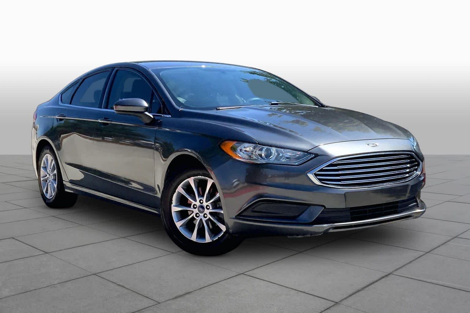 Used 2017 Magnetic Ford SE image 3