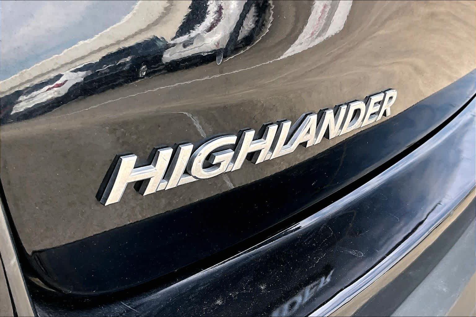 Used 2017 Midnight Black Metallic Toyota XLE image 29