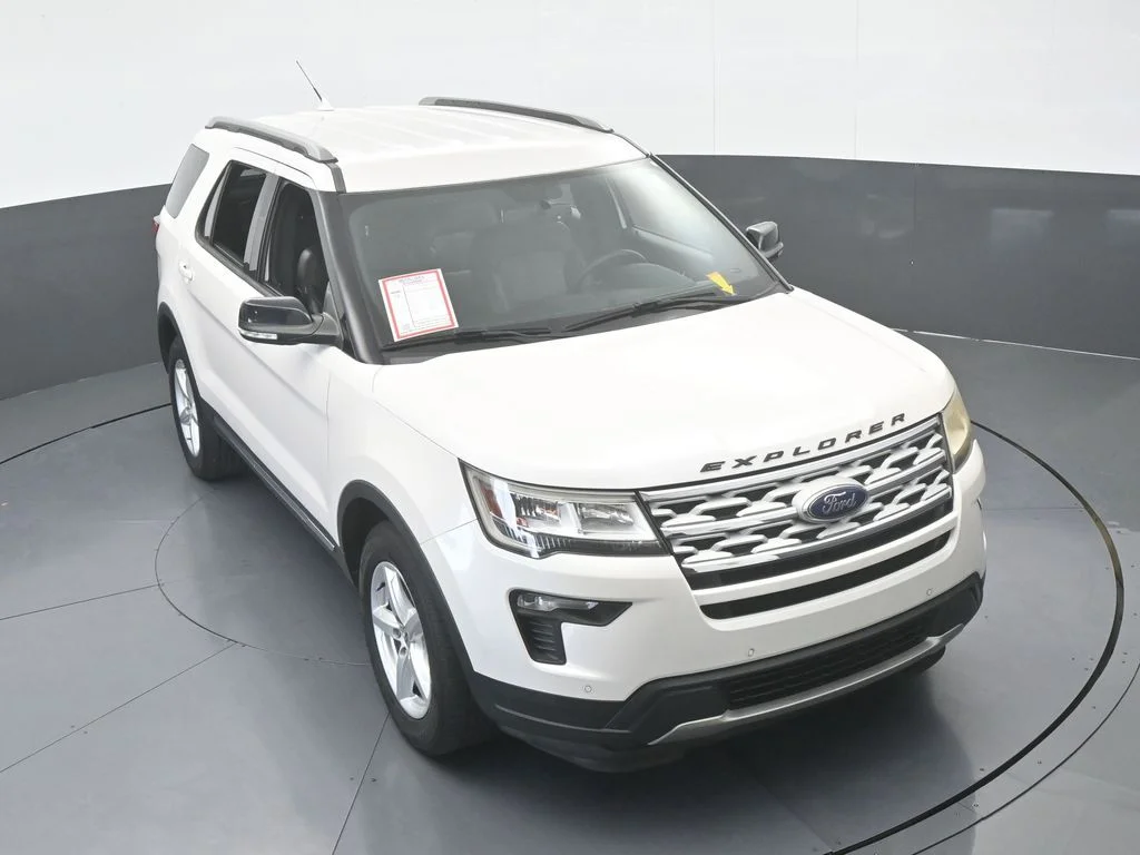 Used 2018 White Platinum Clearcoat Metallic Ford XLT image 56