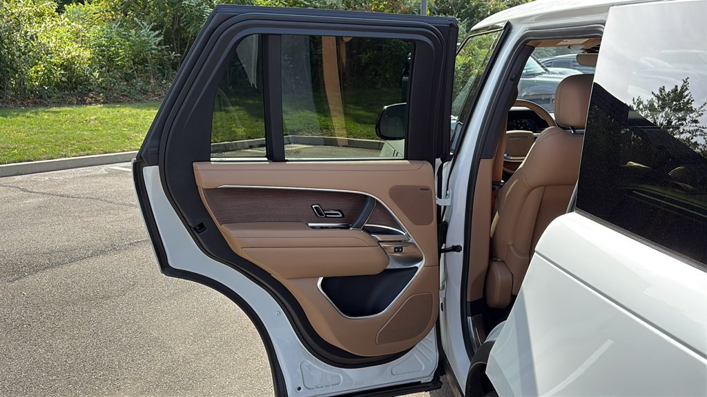 Used 2023 White Land Rover SE image 23