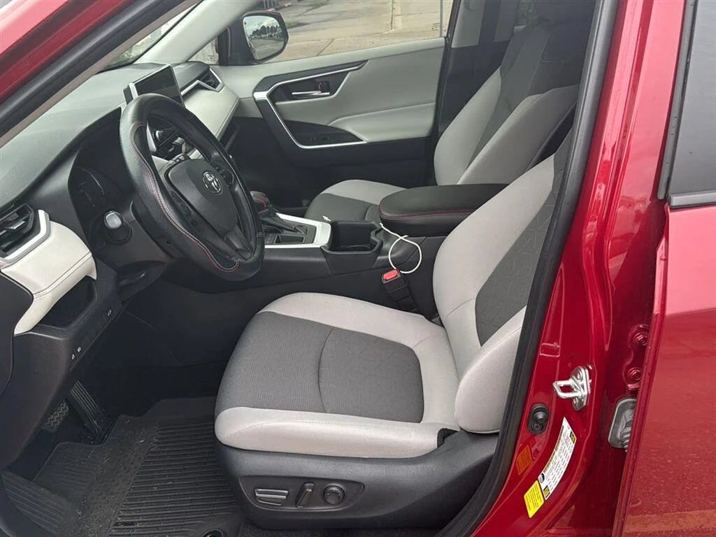 Used 2025 Ruby Flare Pearl Toyota XLE image 7