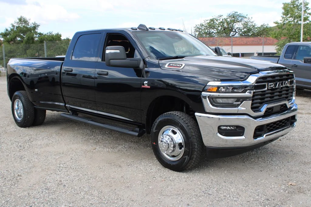 New 2026 Diamond Black Crystal Pearl-Coat Exterior Paint Ram Tradesman image 3