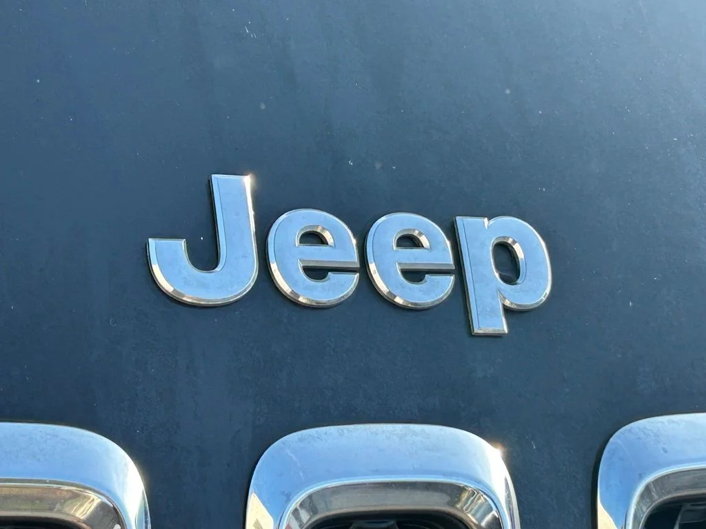 Used 2015 Brilliant Black Crystal Pearlcoat Jeep Latitude image 18