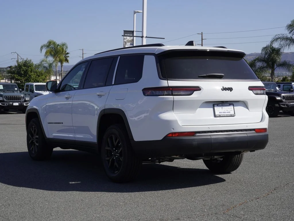 New 2026 Bright White Clear-Coat Exterior Paint Jeep Altitude image 5