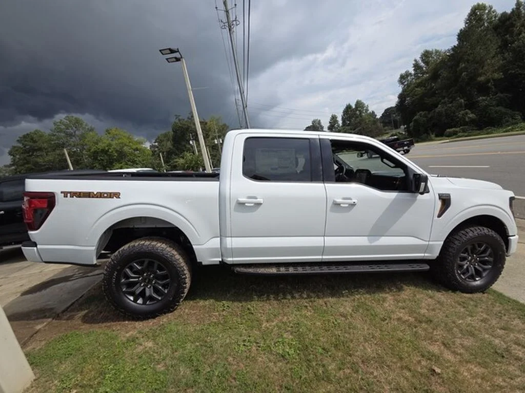 New 2026 Oxford White Ford Tremor® image 9