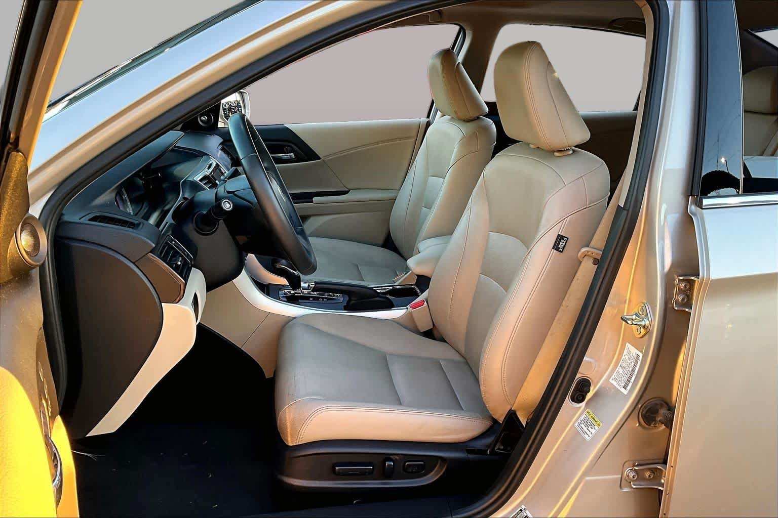 Used 2015 Champagne Frost Pearl Honda EX-L image 8