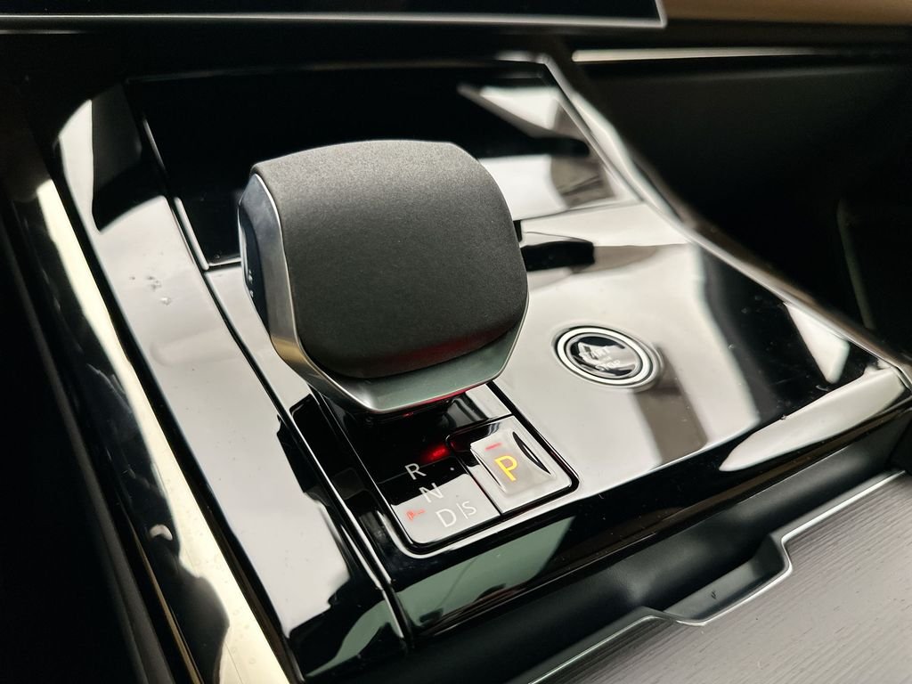 New 2026 Fuji White Land Rover Dynamic SE image 12