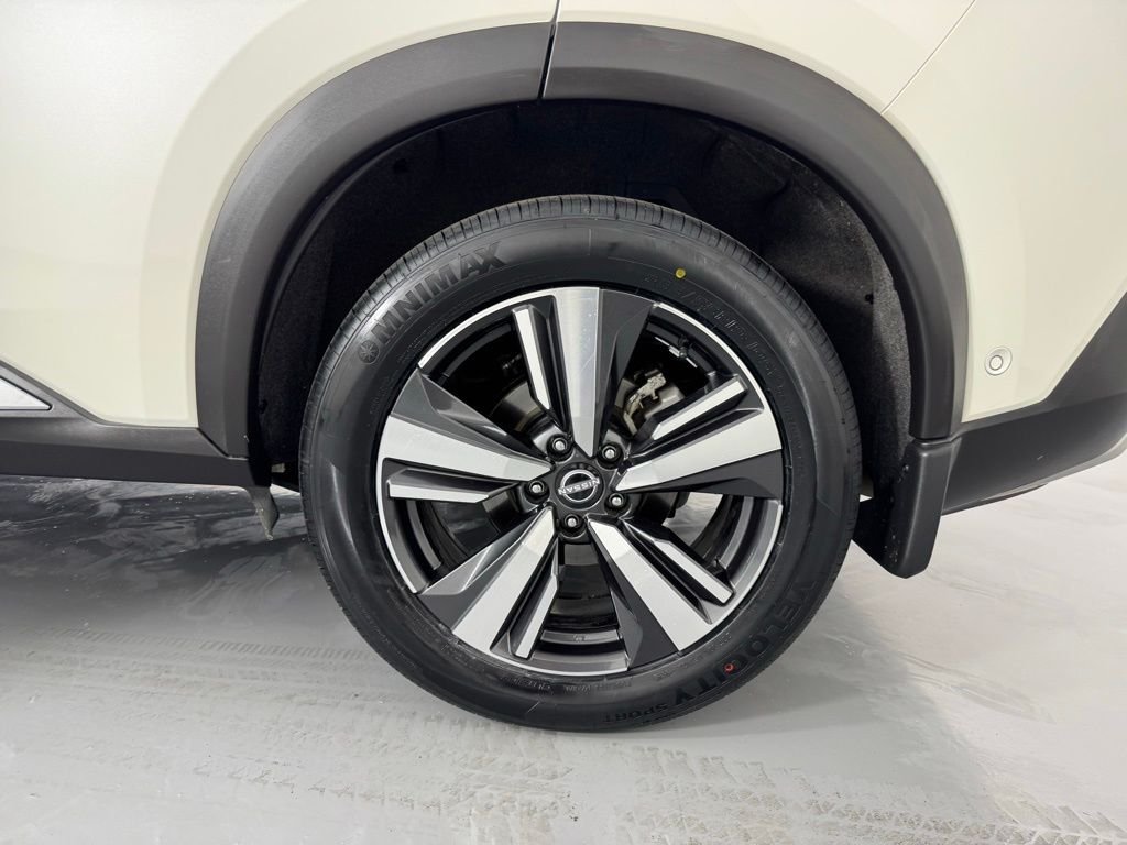 Used 2023 Pearl White Tricoat Nissan Platinum image 31