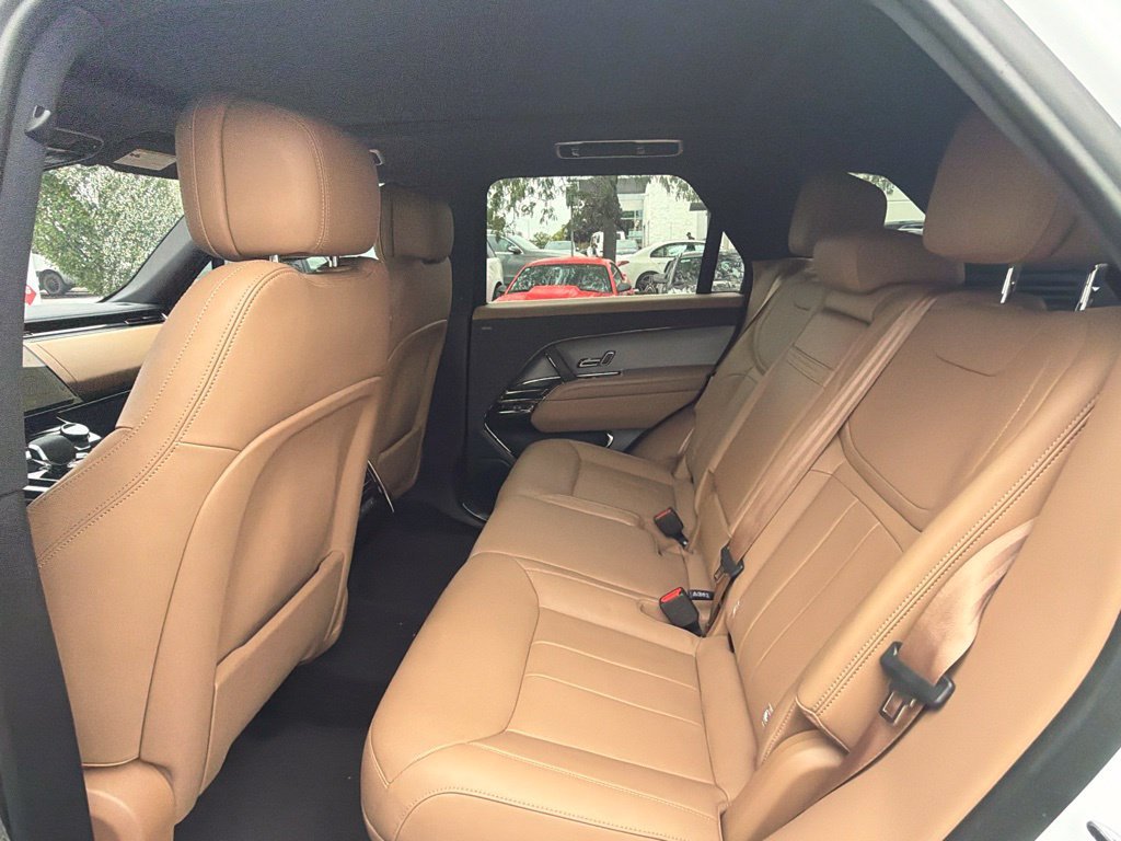 Used 2023 Fuji White Land Rover SE image 11