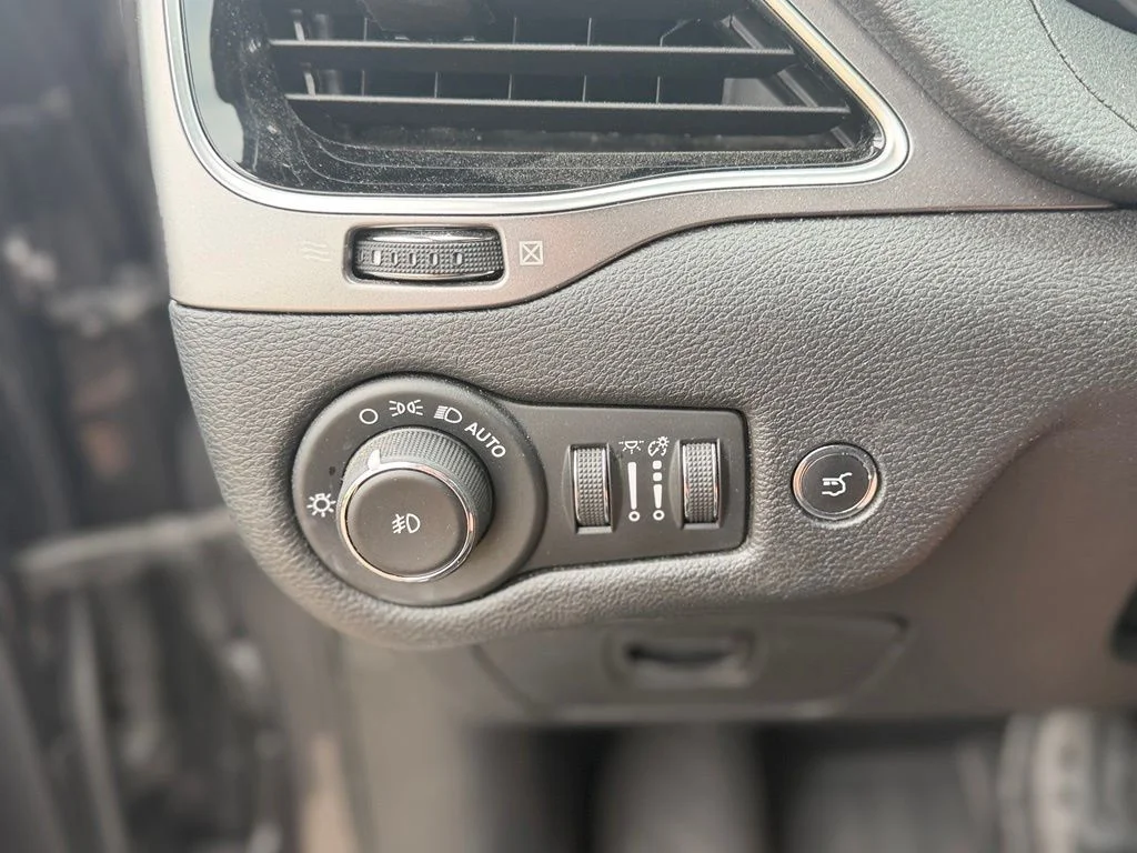 Used 2019 Gray Jeep Limited image 25