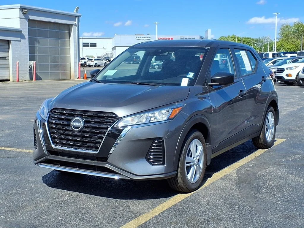 Used 2025 Nissan KICKS PLAY Base with VIN 3N1CP5BV0SL482637 for sale in Kansas City