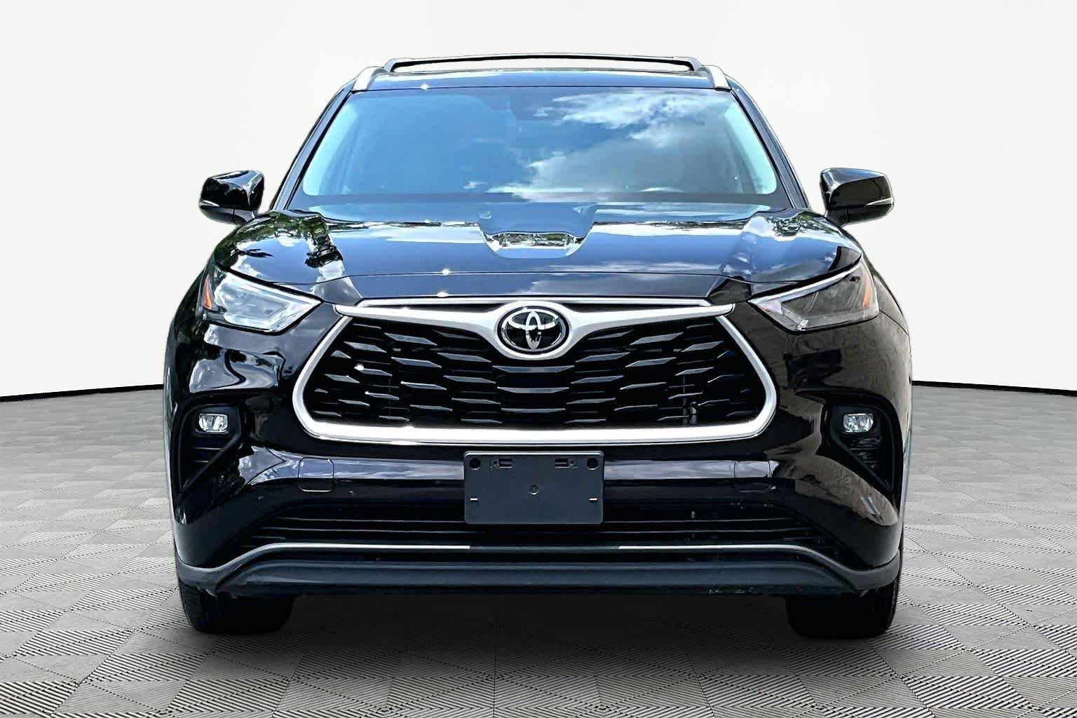 Used 2022 Opulent Amber Toyota XLE image 4