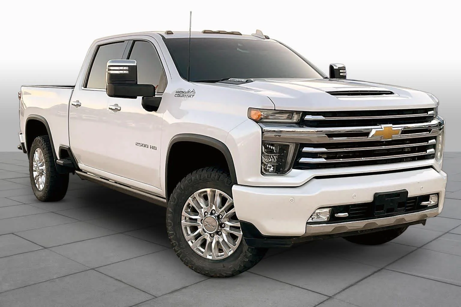 Used 2022 Iridescent Pearl Tricoat Chevrolet High Country image 2