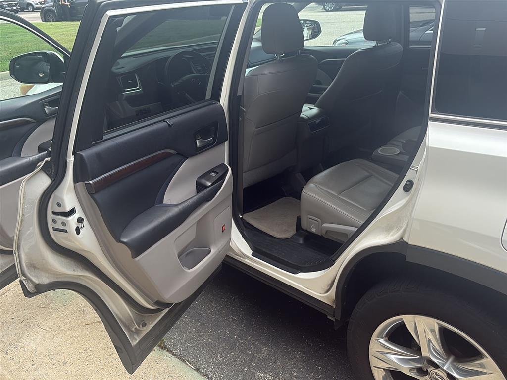 Used 2014 WHITE TOYOTA  image 9