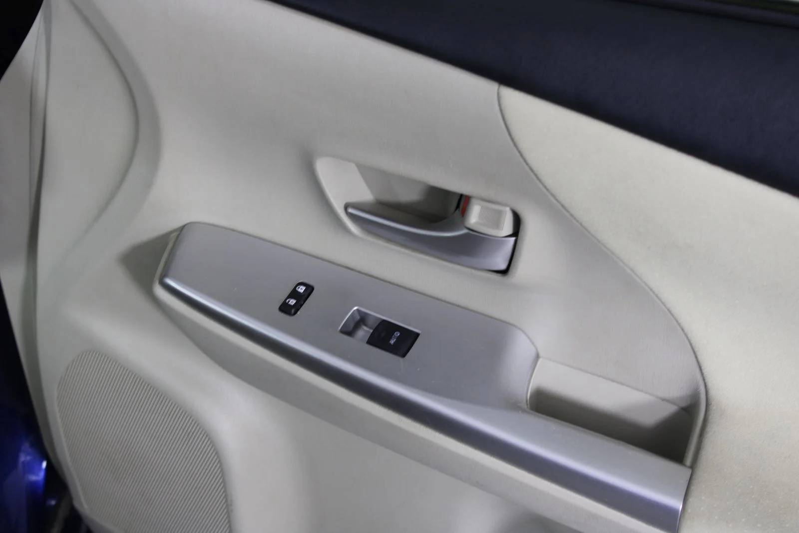 Used 2012 Blue Toyota Three image 25