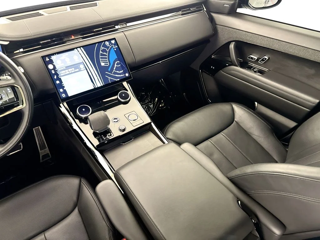 Used 2023 Black Land Rover SE Dynamic image 24