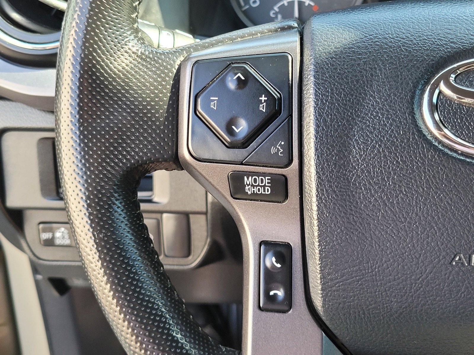 Used 2019  Toyota  image 25