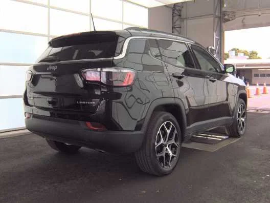Used 2025 Diamond Black Crystal Pearlcoat Jeep Limited image 4