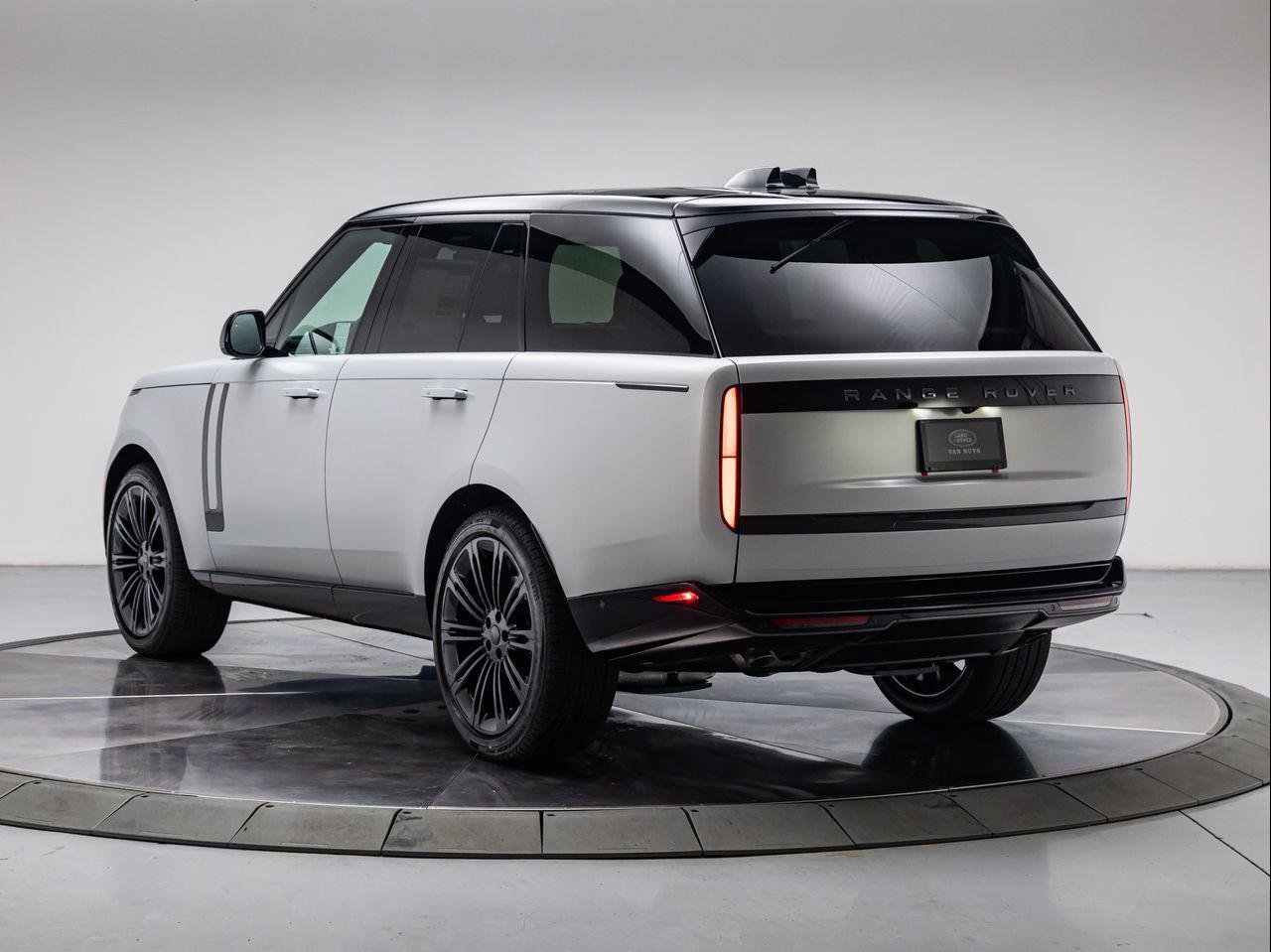 New 2026 Ethereal Frost Satin Land Rover P530 SE image 3