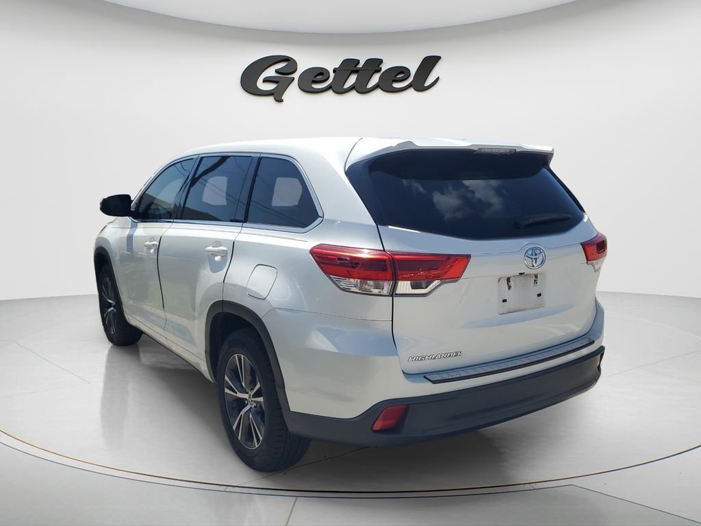 Used 2018 White Toyota LE image 5