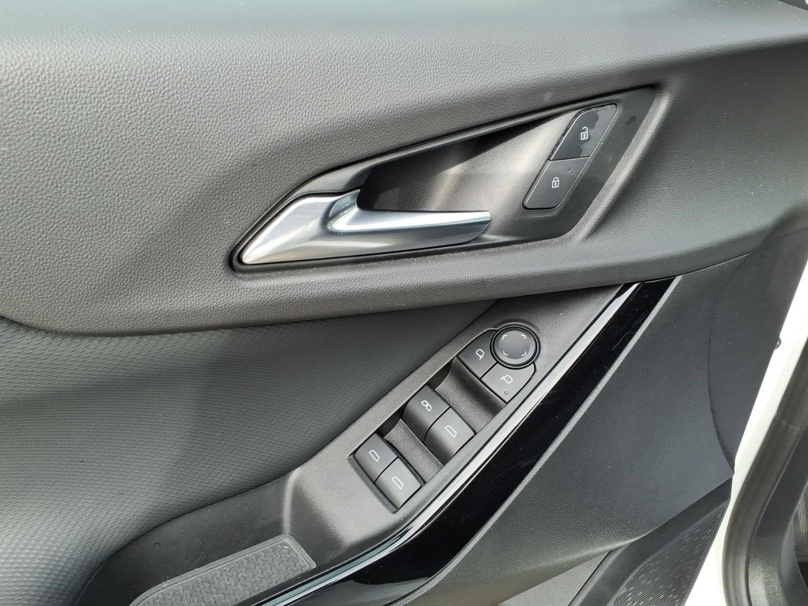 Used 2025 Summit White Chevrolet LT image 13