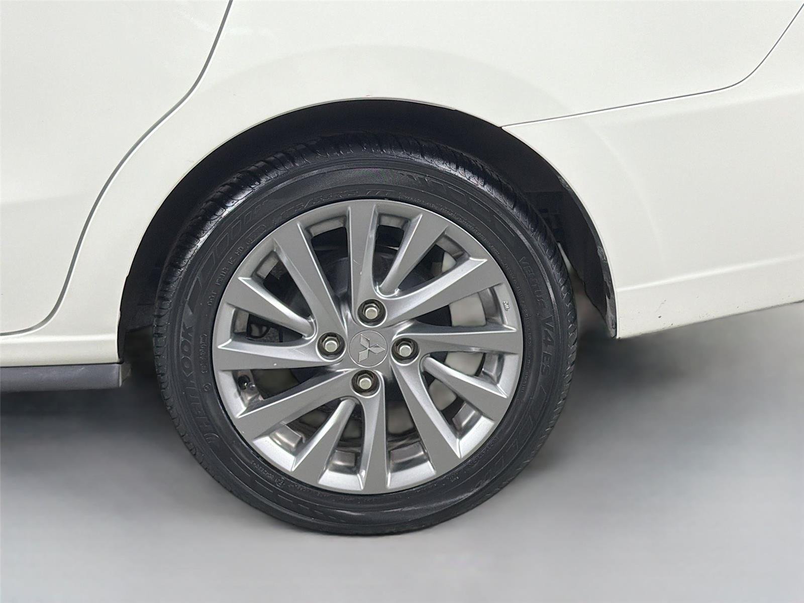 Used 2019 Pearl White Mitsubishi ES image 25