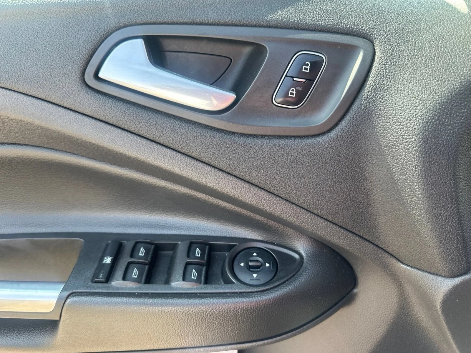 Used 2017 Oxford White Ford SE image 3
