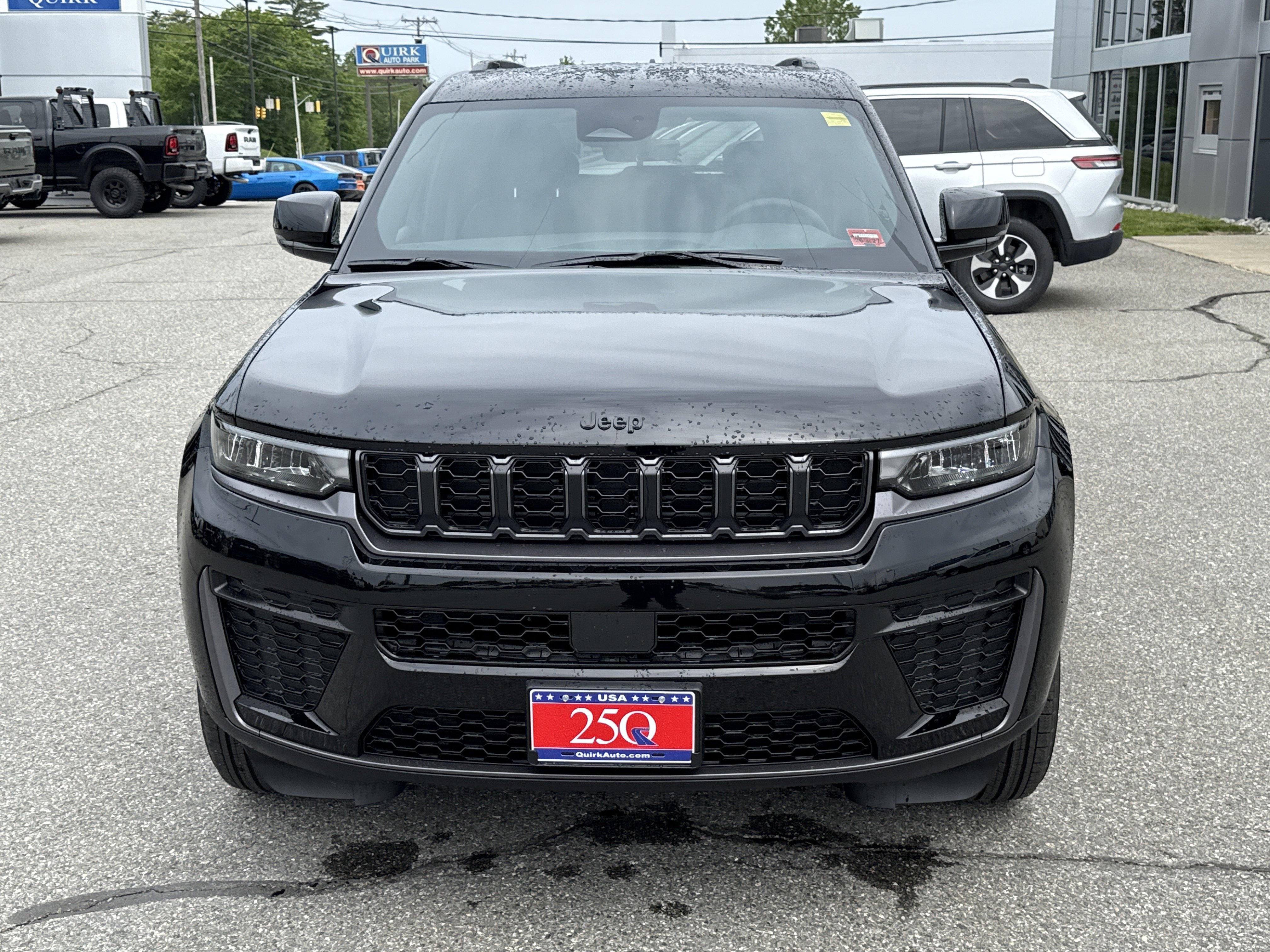 New 2026 Diamond Black Crystal Pearl-Coat Exterior Paint Jeep Laredo Altitude image 13