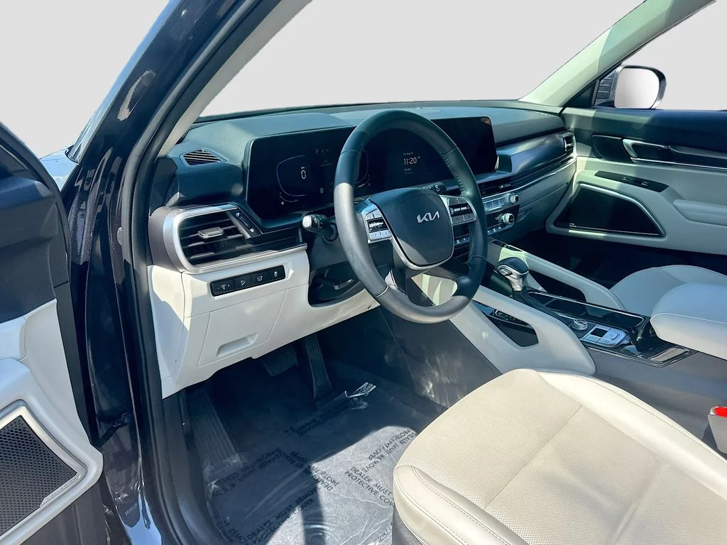Certified Used 2025  Kia S image 9
