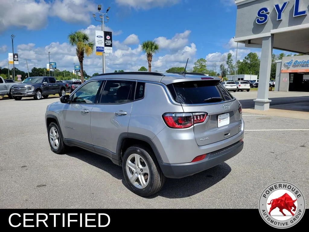 Used 2024  Jeep Latitude image 3