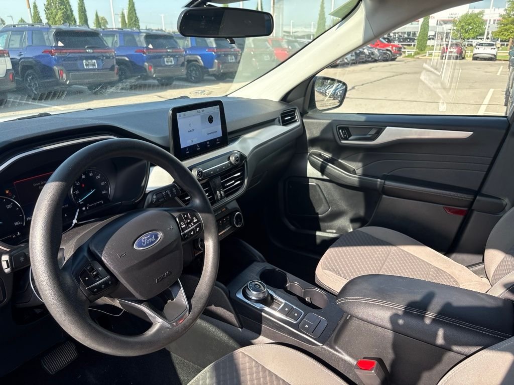 Used 2022 White Ford SE image 4