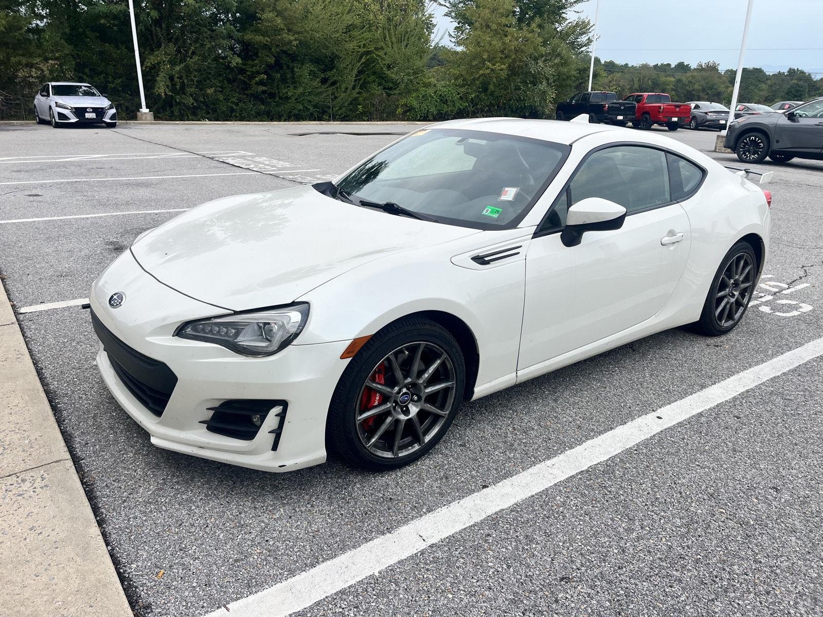 Used 2017 Crystal White Pearl Subaru Limited image 3