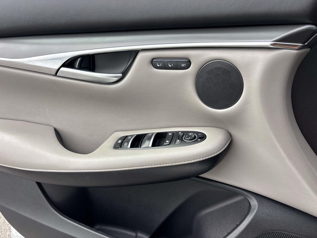 Certified Used 2025 White INFINITI LUXE image 18