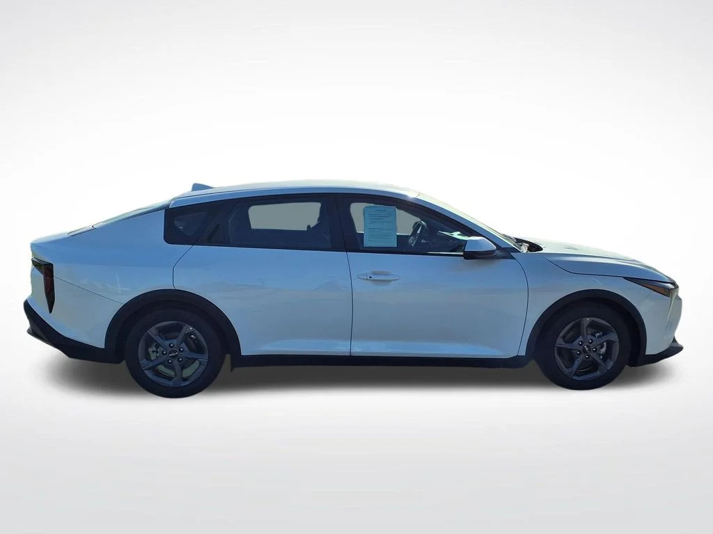 Used 2025 White Kia LXS image 10