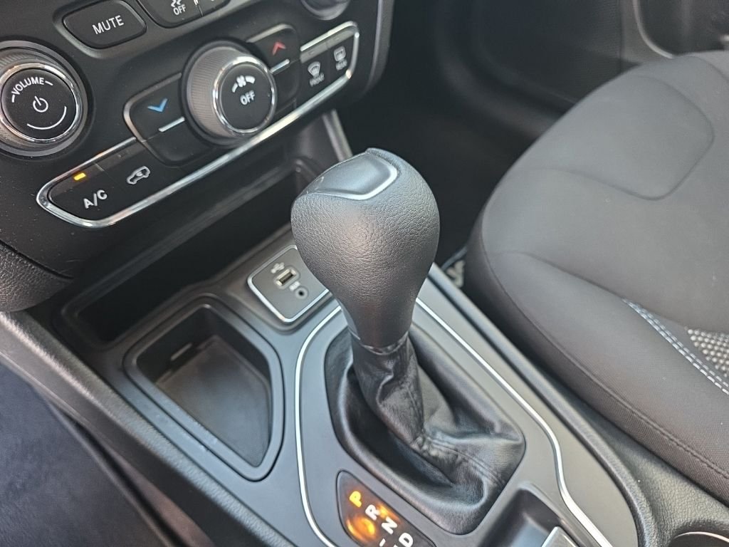Used 2019 Silver Jeep Latitude image 22