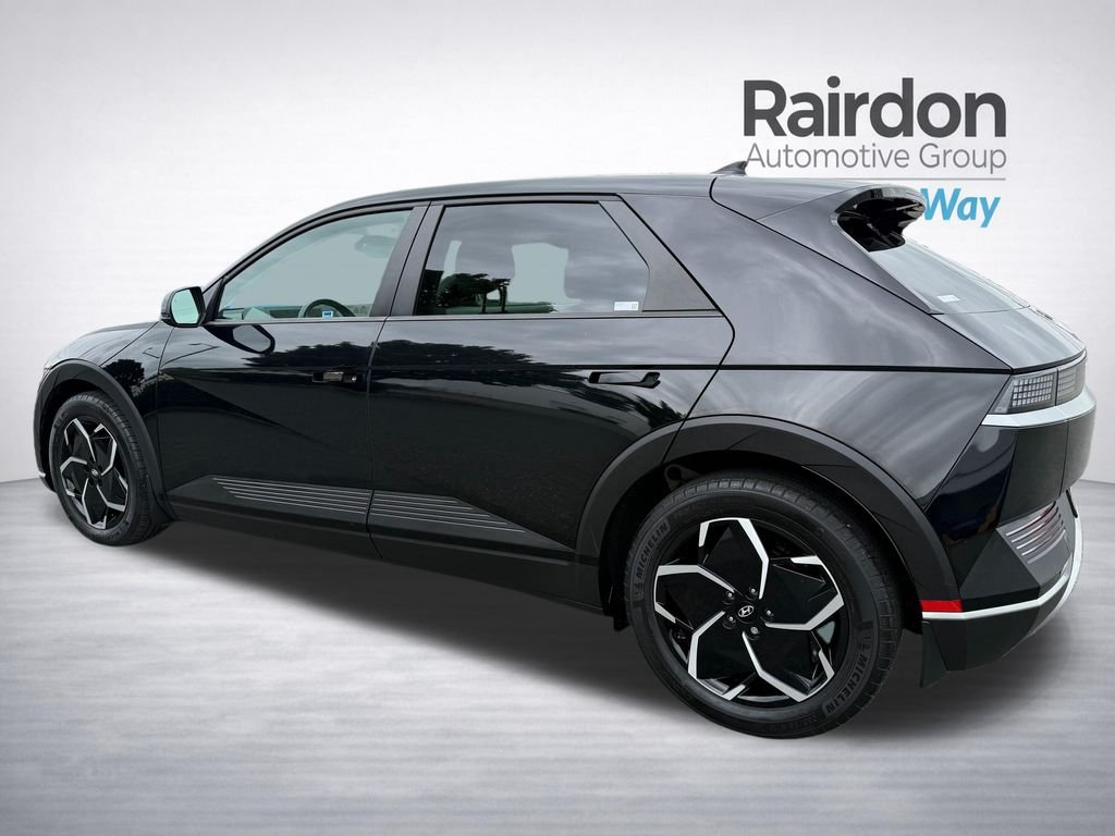 Used 2023 Black Hyundai SEL image 5