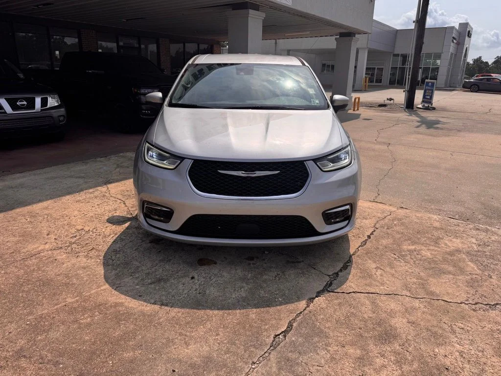 Used 2023 Silver Chrysler Touring L image 14