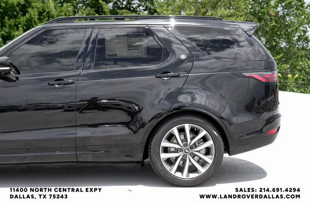 New 2026 Santorini Black Metallic Land Rover Dynamic SE image 10