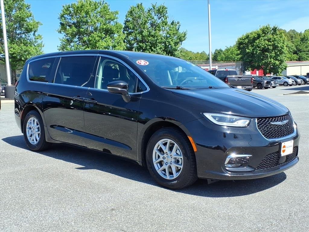 2024 Chrysler Pacifica Touring L's photo