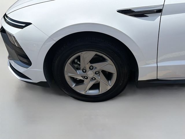 Used 2025 White Hyundai SE image 29