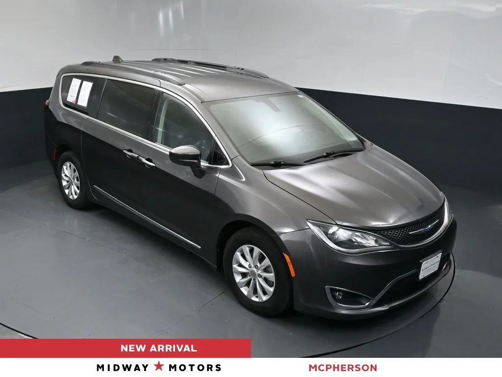 2017 Chrysler Pacifica Touring-L's photo