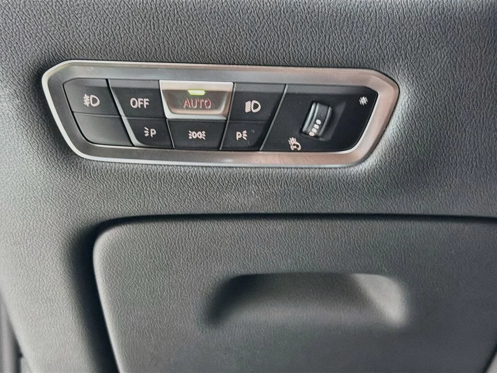 Used 2019 Gray BMW xDrive40i image 10