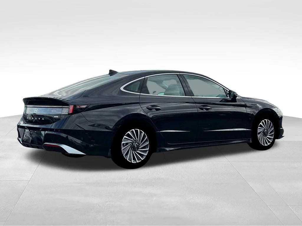 Used 2025 Black Hyundai Limited image 9