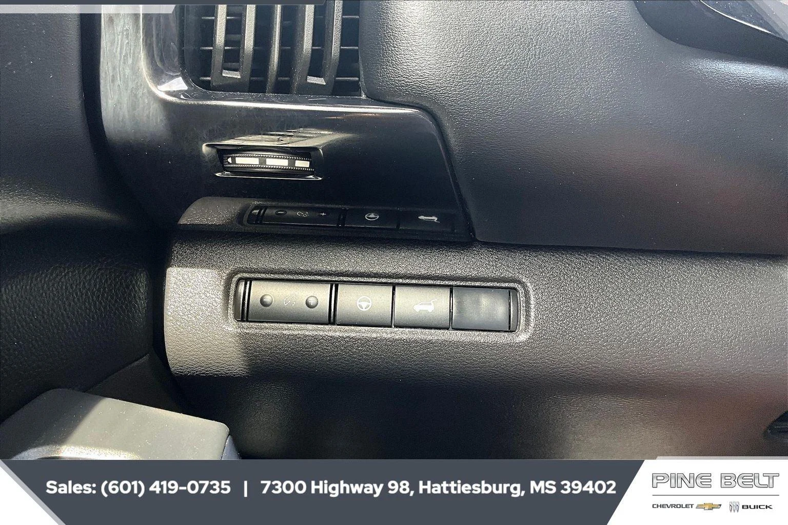 2025 Nissan Pathfinder SV - Photo 25
