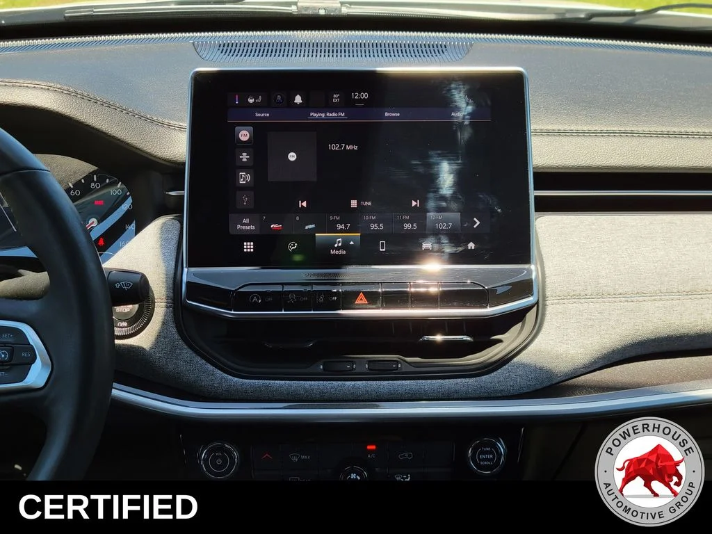 Used 2023 White Jeep Latitude Lux image 22