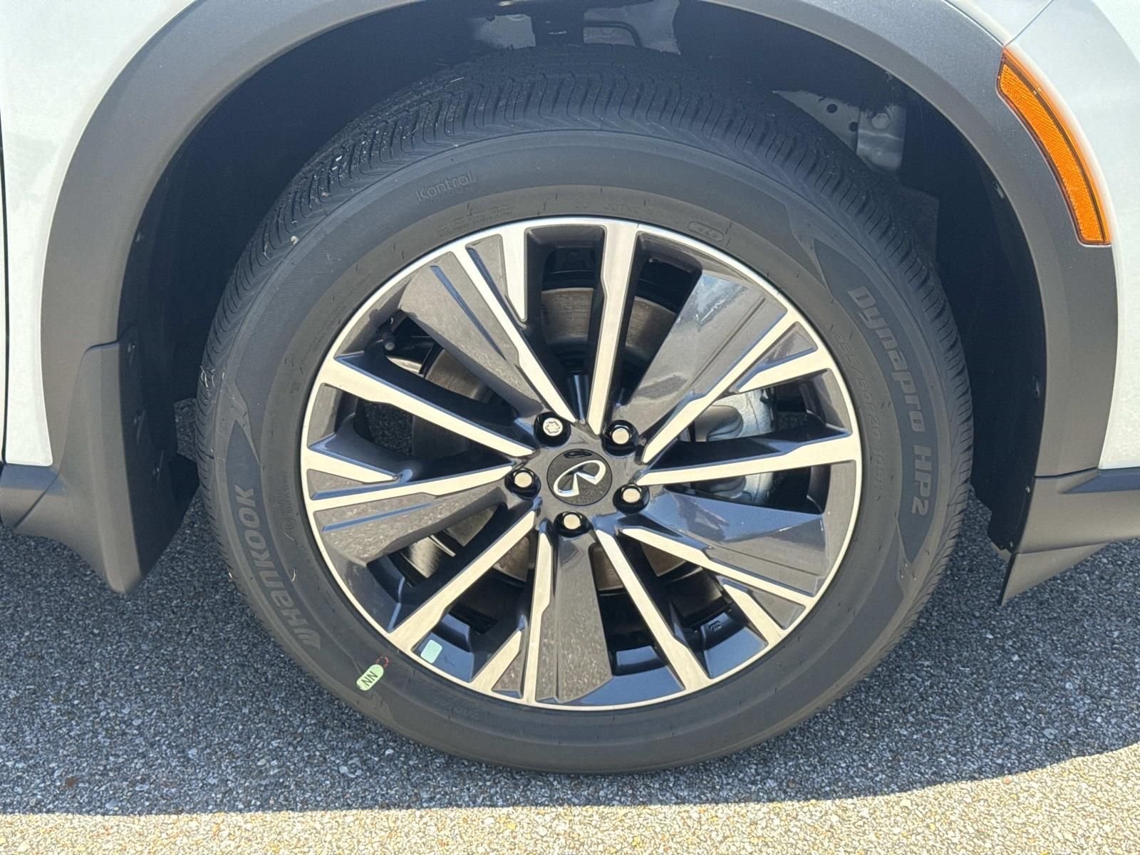 New 2027 RADIANT WHITE INFINITI Luxe FWD image 3